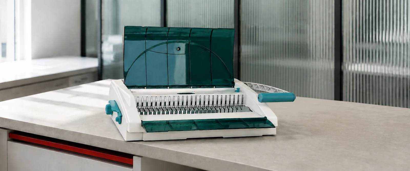 Gladwork Business CB-25 D на рабочем месте для переплёта документов