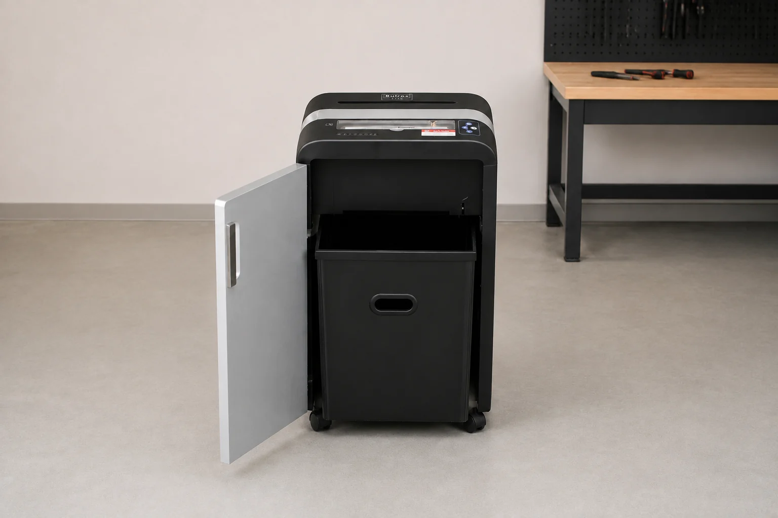 Иллюстрация обслуживания Bulros 870C: открытая левая дверца и чёрная корзина